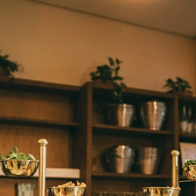 Estrutura de bar com taças e utensílios