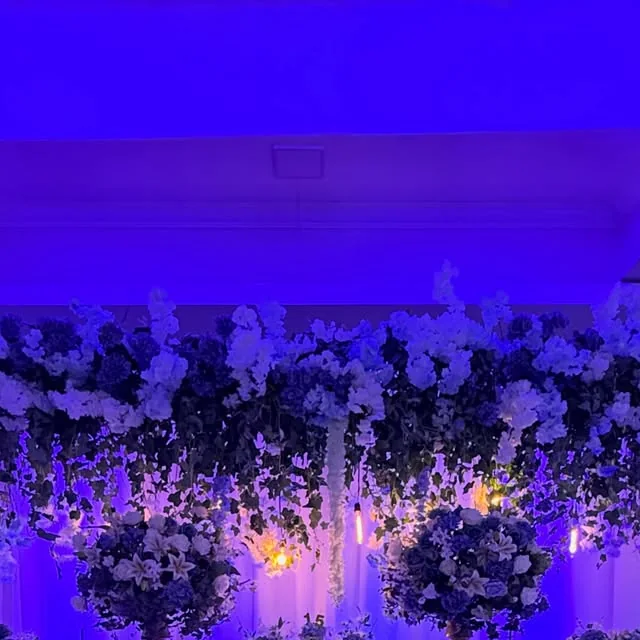 Salão à noite com luzes e flores