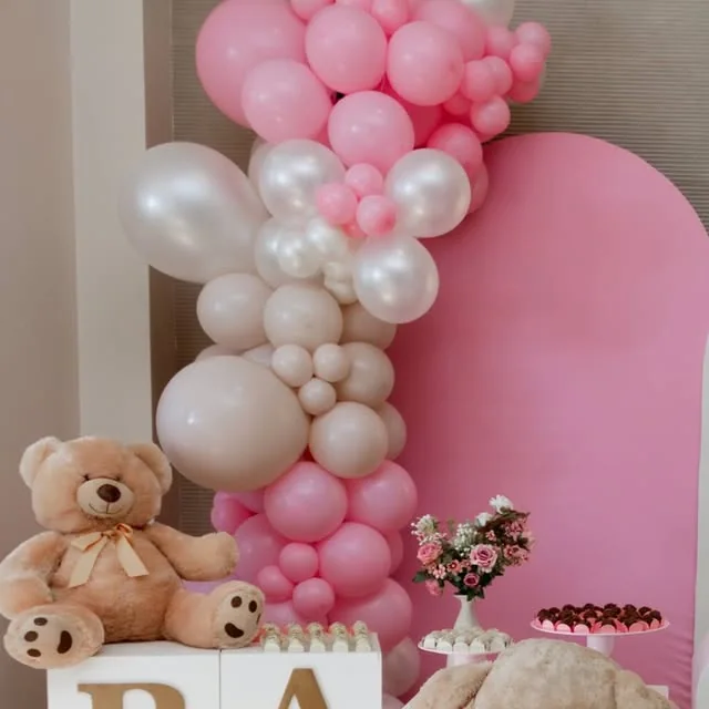 Decoração de aniversário com balões rosa e pérola